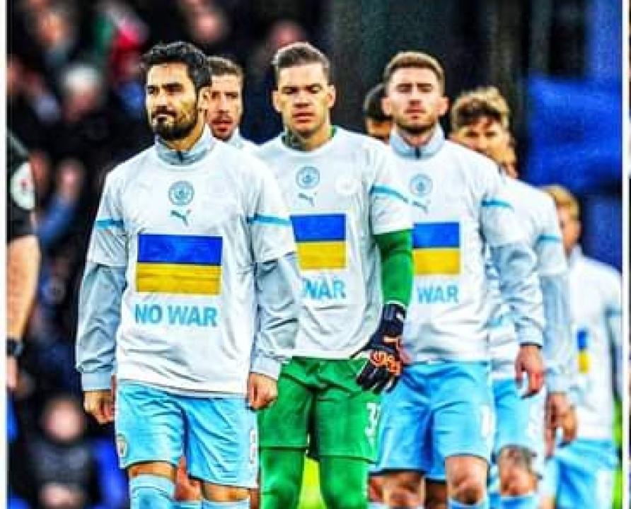 Les joueurs de Manchester City en soutien à l'Ukraine, lors de la rencontre face à Everton.