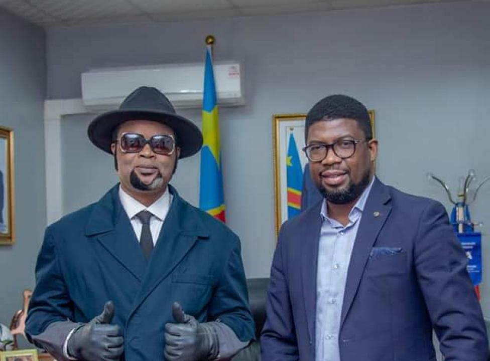 L'artiste musicien, Félix Wazekwa et le Ministre des sports, Serge Nkonde Chembo, après échanges.