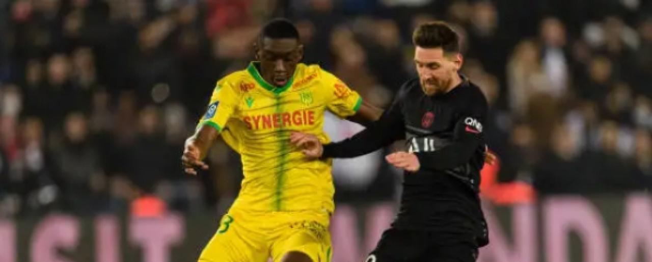 Randal Kolo Muani en duel avec Lionel Messi, lors de la rencontre Nantes-PSG