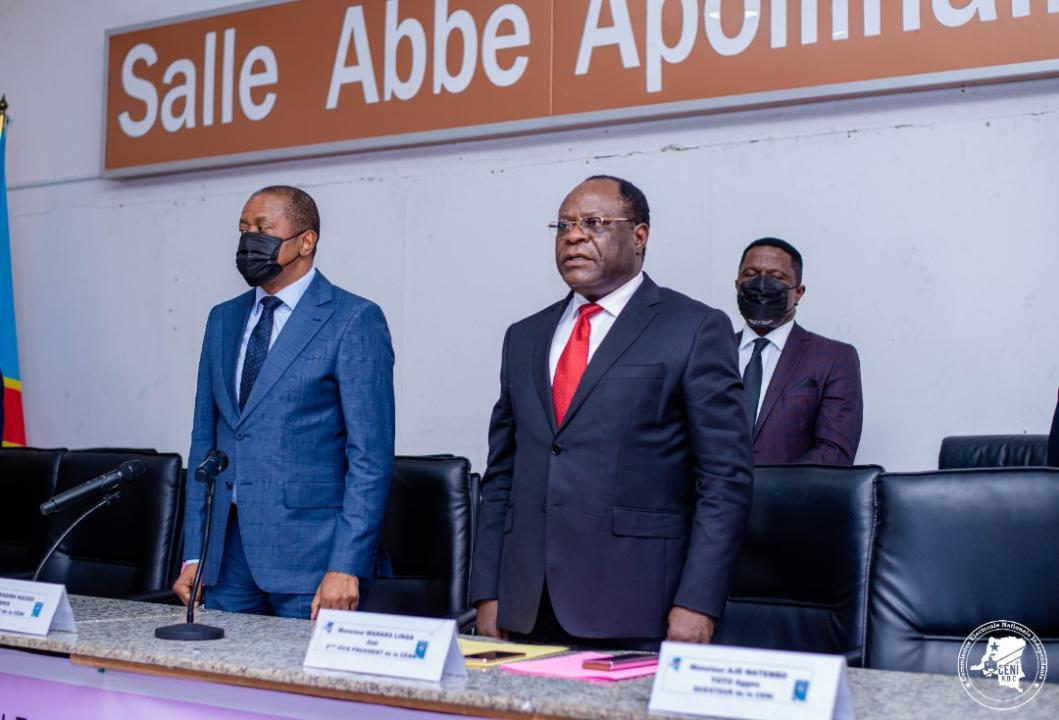 De gauche à droite, e président de la CENI Denis Kadima et le vice-premier président Didi Manara lors du lancement de la réunion préparatoire du cadre de concertation Genre- Diversité- Élections
