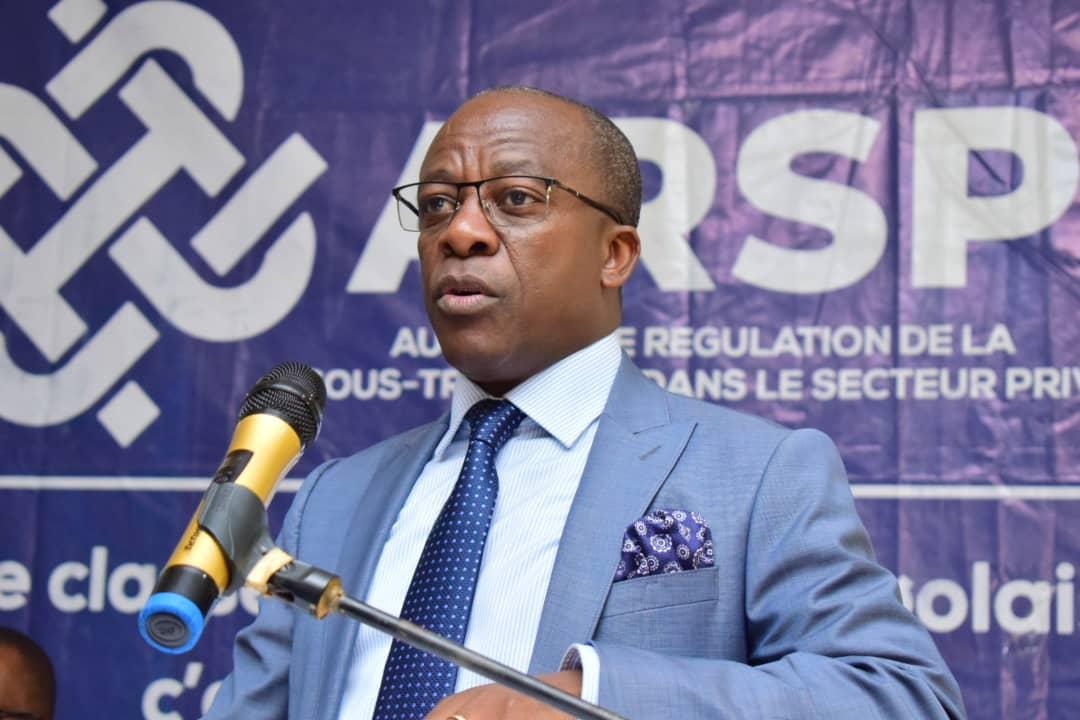 Le ministre d'État en charge des petites et moyennes entreprises, Eustache Muhanzi prêche la loi sur la sous-traitance