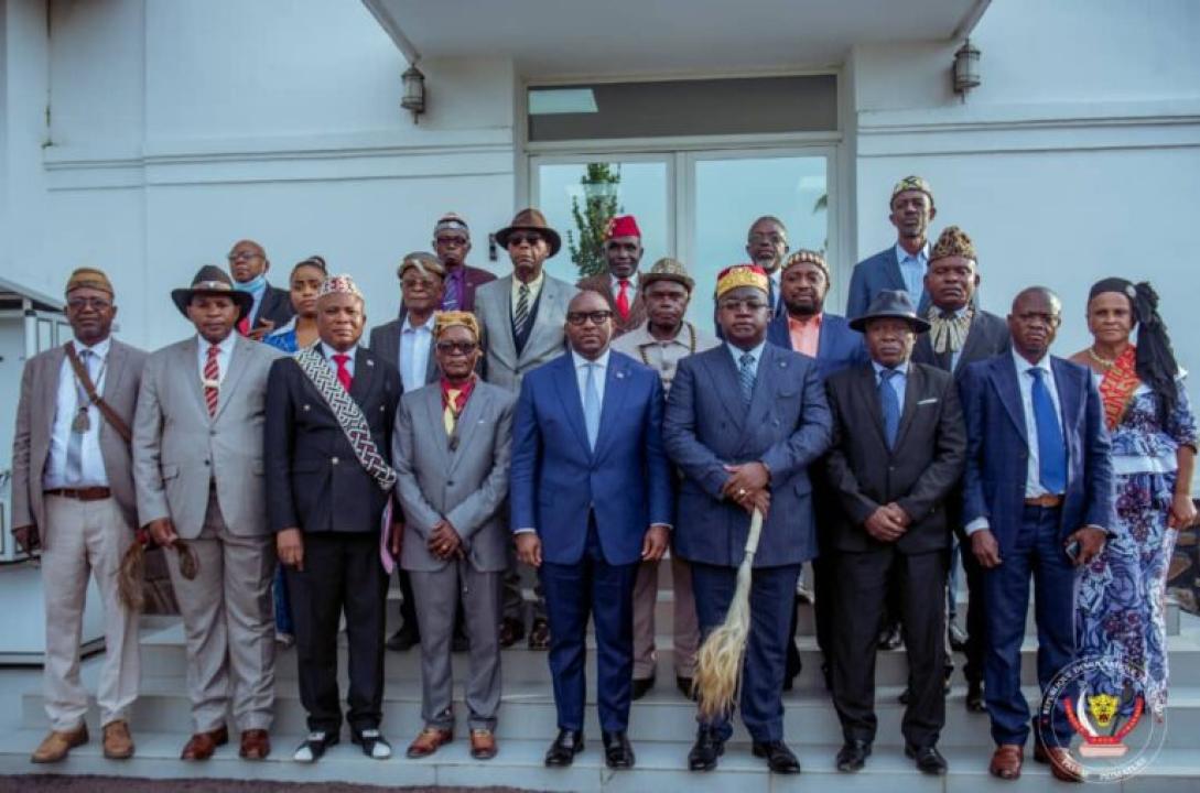 Le premier ministre Sama Lukonde entouré de plusieurs autorités traditionnelles