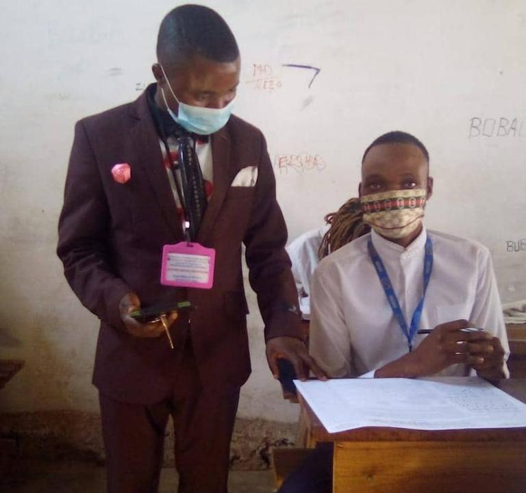 Le Sous-Proved de Lubumbashi 2 pendant une mission de supervision aux épreuves des examens d'État