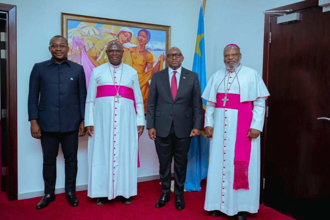 De gauche à droite, le ministre d'État Guy Loando, le PM Sama Lukonde, les deux évêques du diocèse Mbandaka-Bikoro