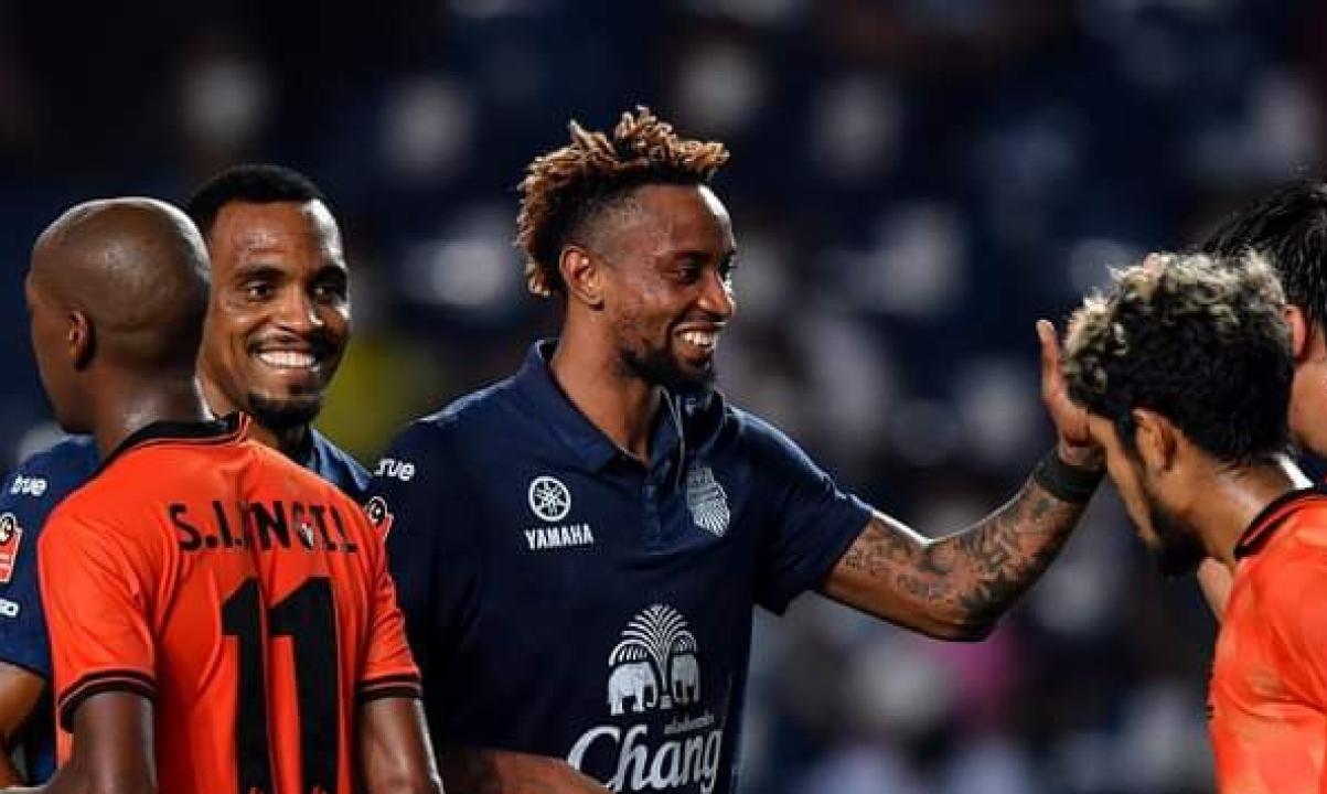 Jonathan Bolingi sous les couleurs de Buriram United, en pleine célébration après match.