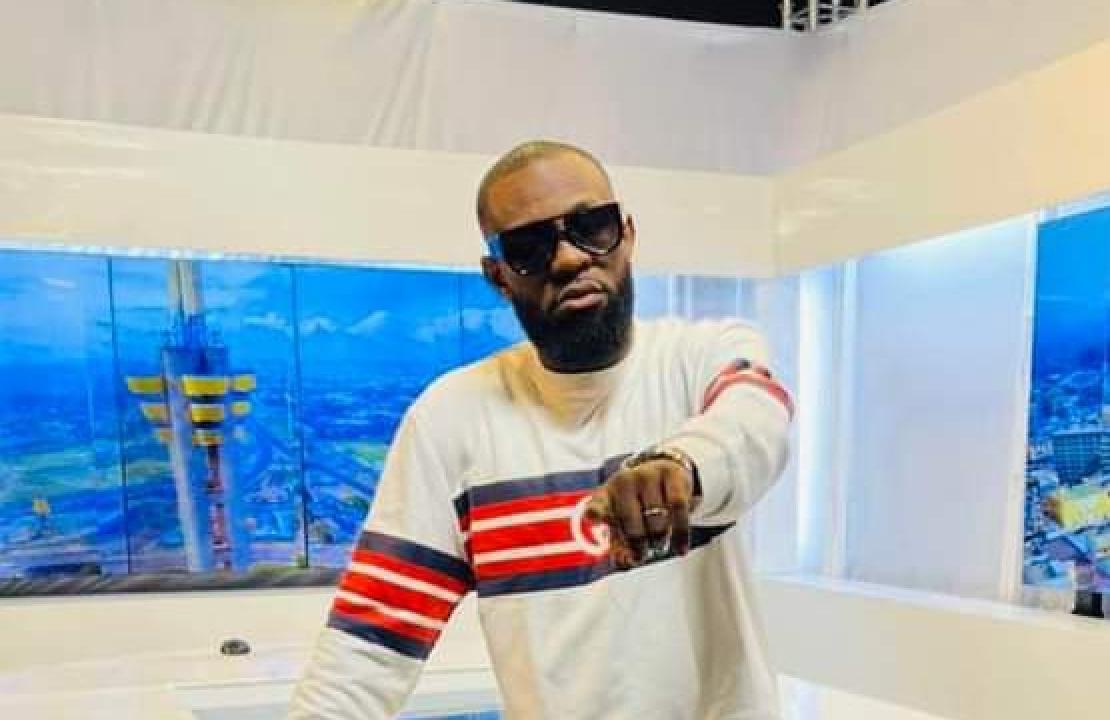 L'artiste musicien, Fabregas, à la veille d'une émission à Kinshasa.
