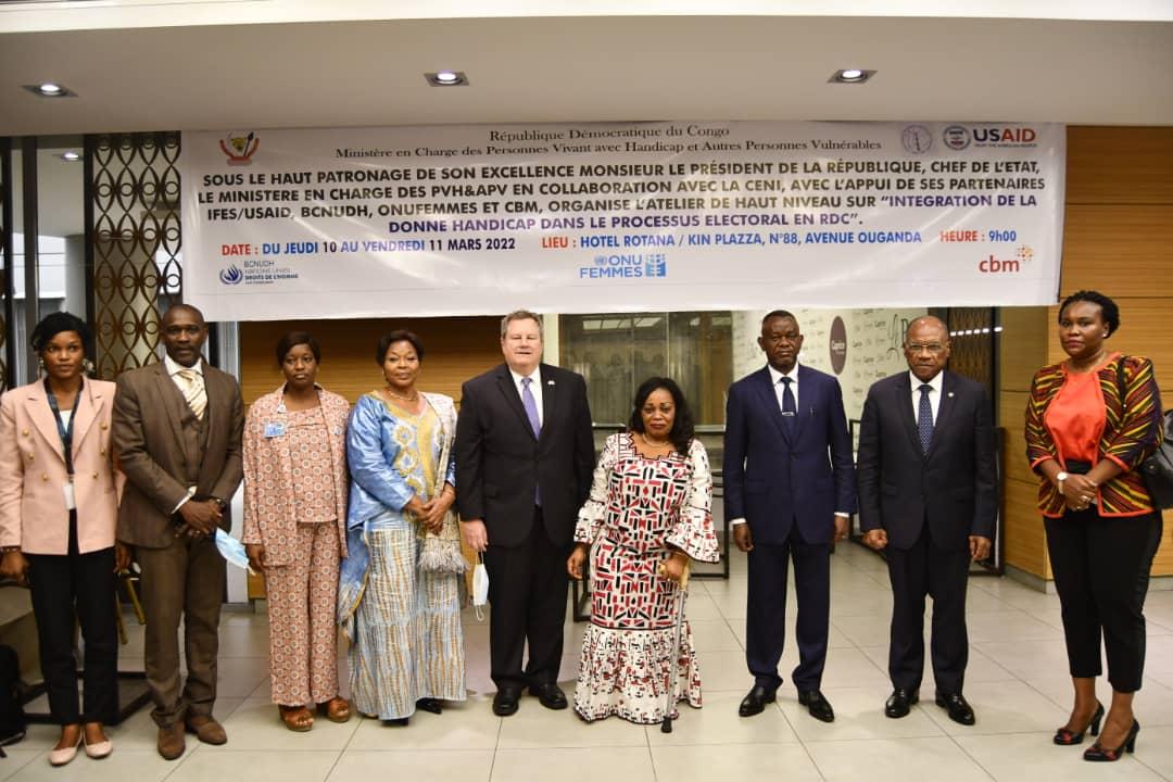 La ministre déléguée Irène Esambo entourée du Vpm Daniel Aselo et du diplomate américain Mike Hammer
