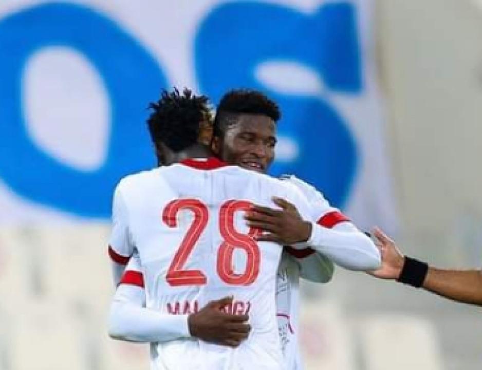 Ben Malango en accolade avec l'un de ses coéquipiers de Sharjah FC.