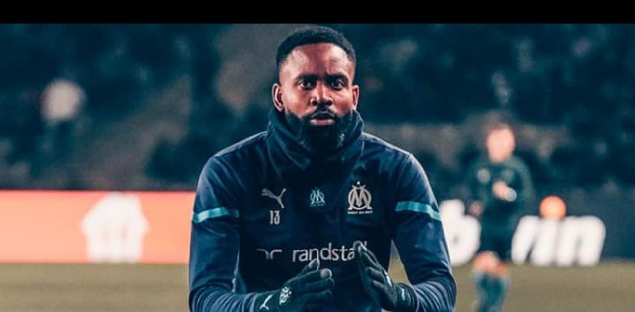L'attaquant congolais, Cédric Bakambu sous les couleurs de l'OM, lors de l'échauffement d'avant-match.