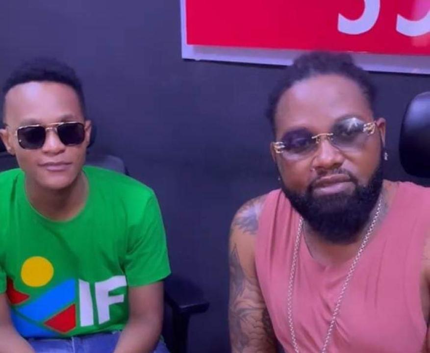 Ferré Gola et Innos'b, lors de l'enregistrement de leur chanson dans un studio à Kinshasa.