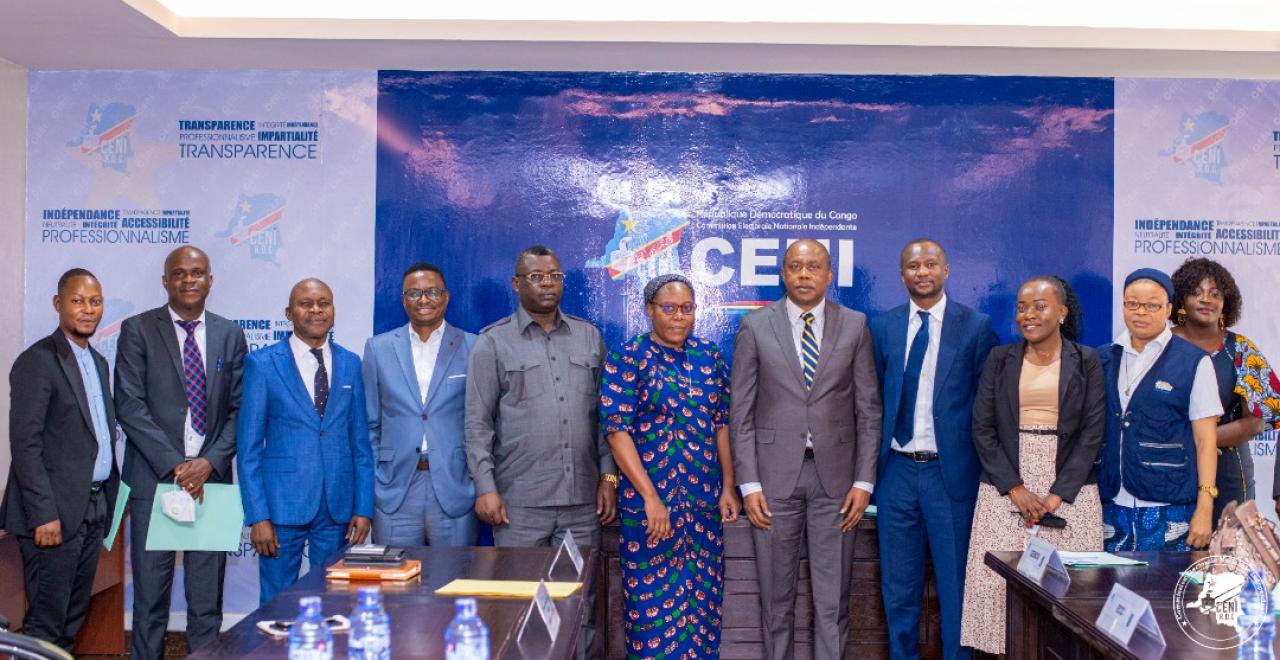 Le président de la CENI Denis Kadima ( en cravate à côté de la sœur religieuses) entouré des membres de la CENCO et de l'ECC en mission commune à la CENI