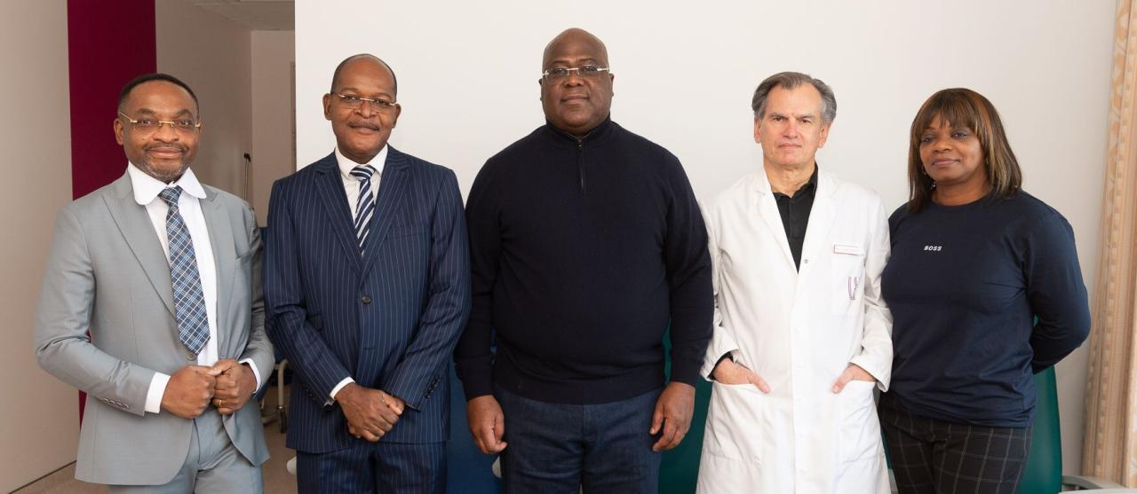 Le Président Tshisekedi entouré du professeur Christian Raftopoulos (en blouse blanche), chef du service de Neurochirurgie des Cliniques universitaires St-Luc à Bruxelles, des Drs Christian Nsimba et Patrick Badibanga, ses médecins personnels du, et de Mme Sylvie Bauna Loumpangou, infirmière du Président