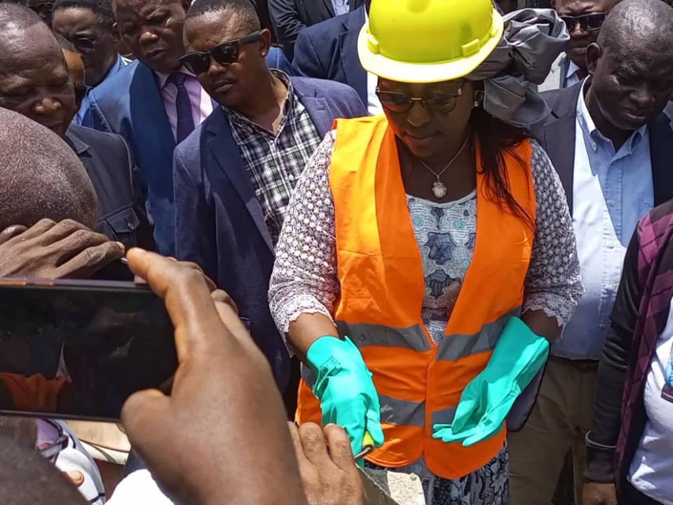 La ministre Antoinette Kipulu pose la première pierre de construction d'un des centres dans le Grand Équateur