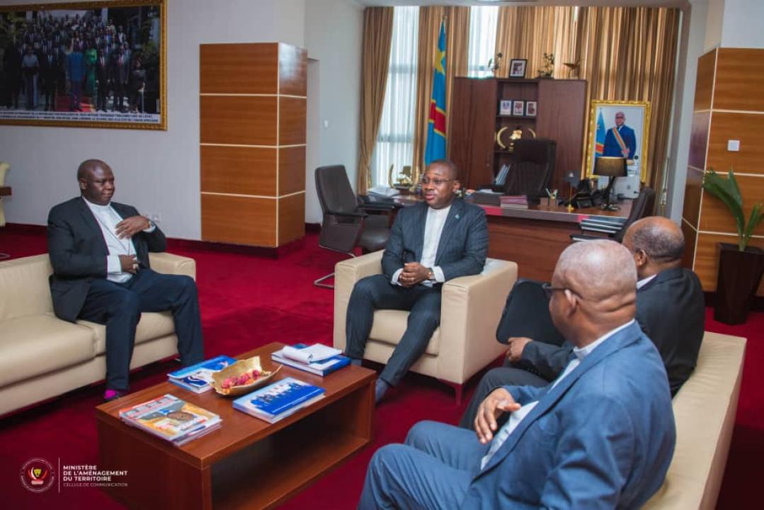 Le ministre d'État Guy Loando échange avec quelques prélats catholiques au sujet de la construction d'un sanctuaire en mémoire d'Isidore Bakanja