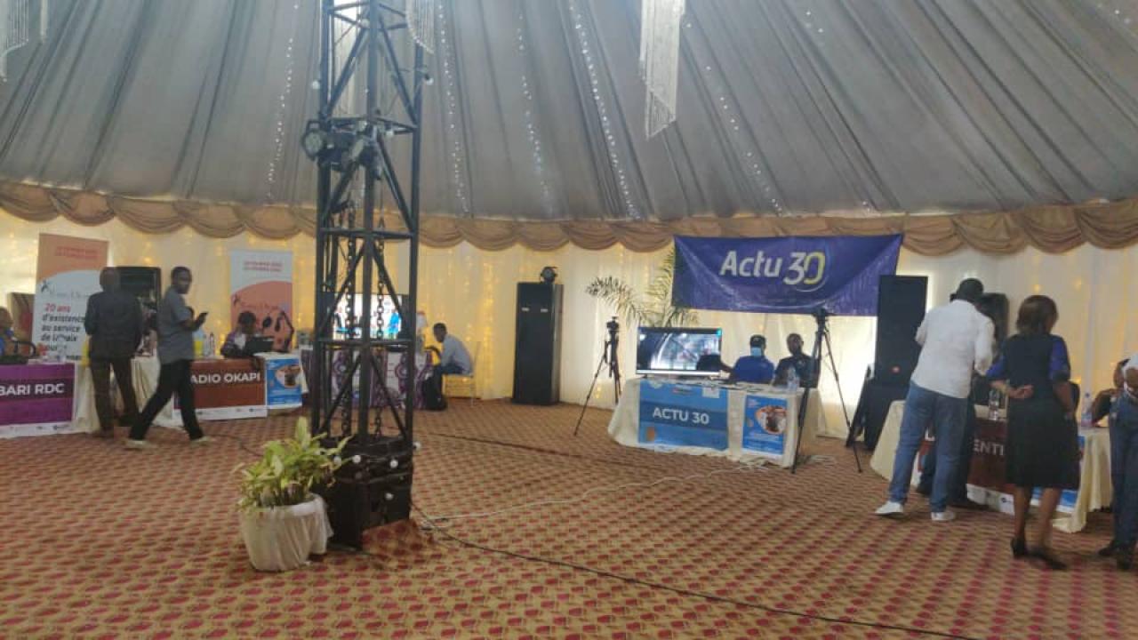 Stands d'exposition en la salle Munzihirwa au Collège Boboto dans la commune de la Gombe