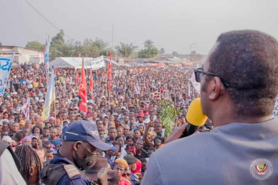 Le VPM Lihau devant une foule à Mbandaka
