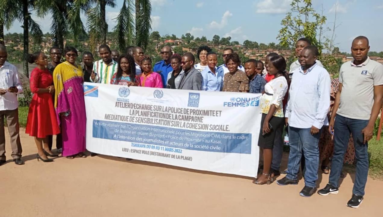 Photo de famille avec les participants à la clôture de cet atelier