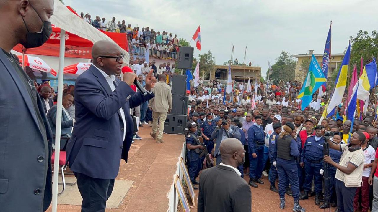 Le Premier ministre Sama Lukonde devant la foule à Mbandaka
