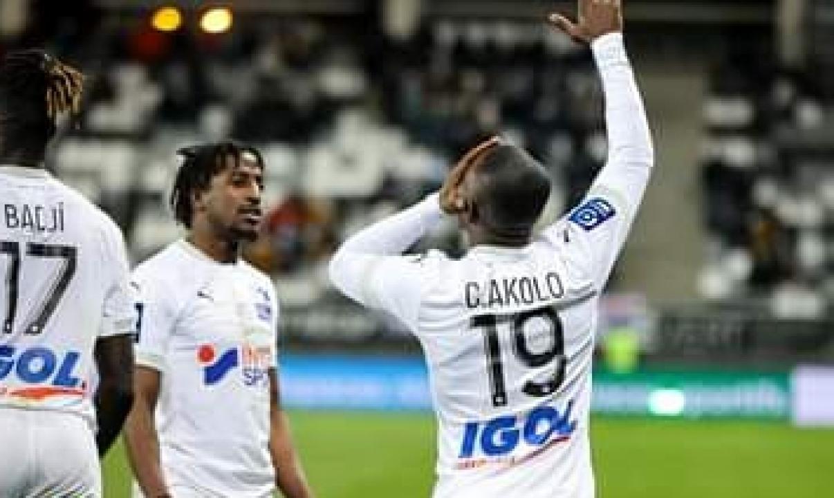 Chadrac Akolo en pleine célébration de son but avec ses coéquipiers d'Amiens.