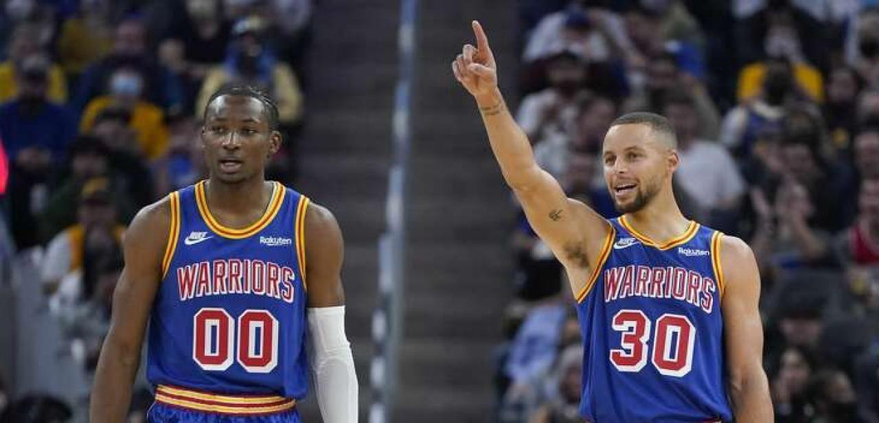 Le basketteur congolais, Jonathan Kuminga et Stephen Curry sous les couleurs de Golden State Warriors.