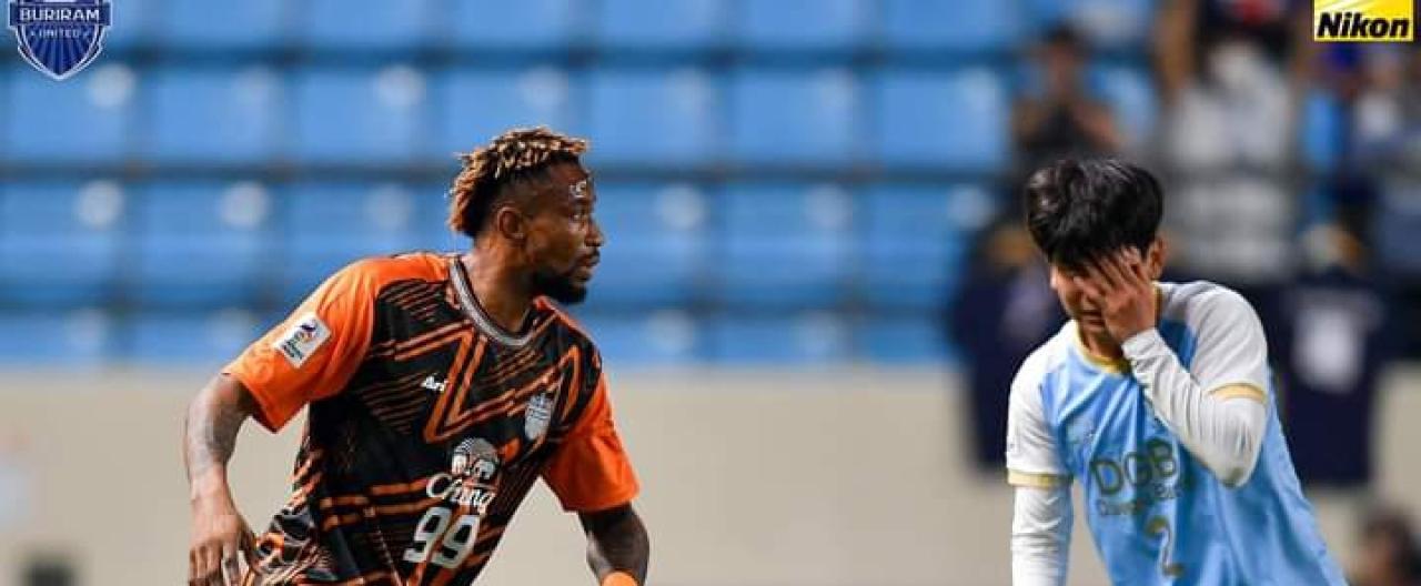 Jonathan Bolingi sous les couleurs de Buriram United, en duel avec un joueur de Daegu FC.