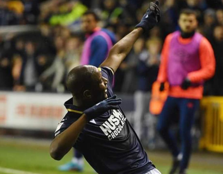 Benik Afobe en pleine célébration de son but face à Huddersfield Town.