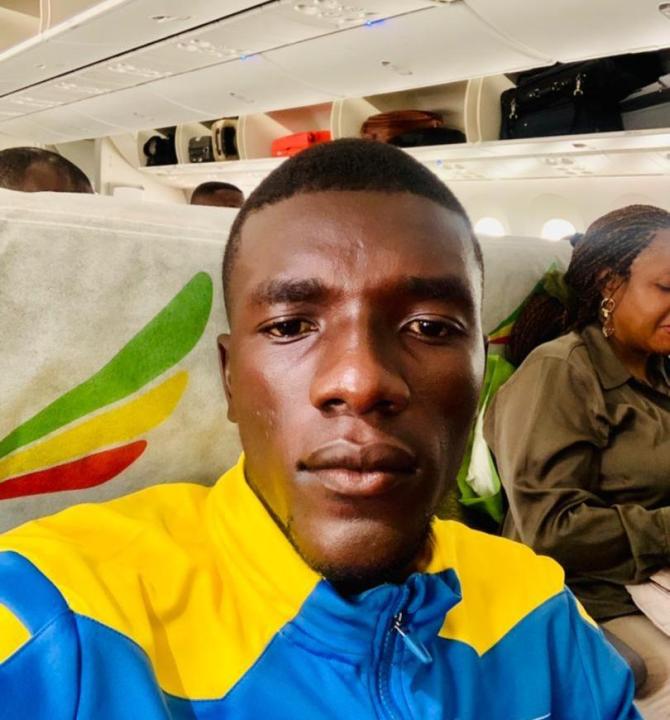 L'escrimeur congolais, Siadi Yan, dans l'avion, en partance pour la France.