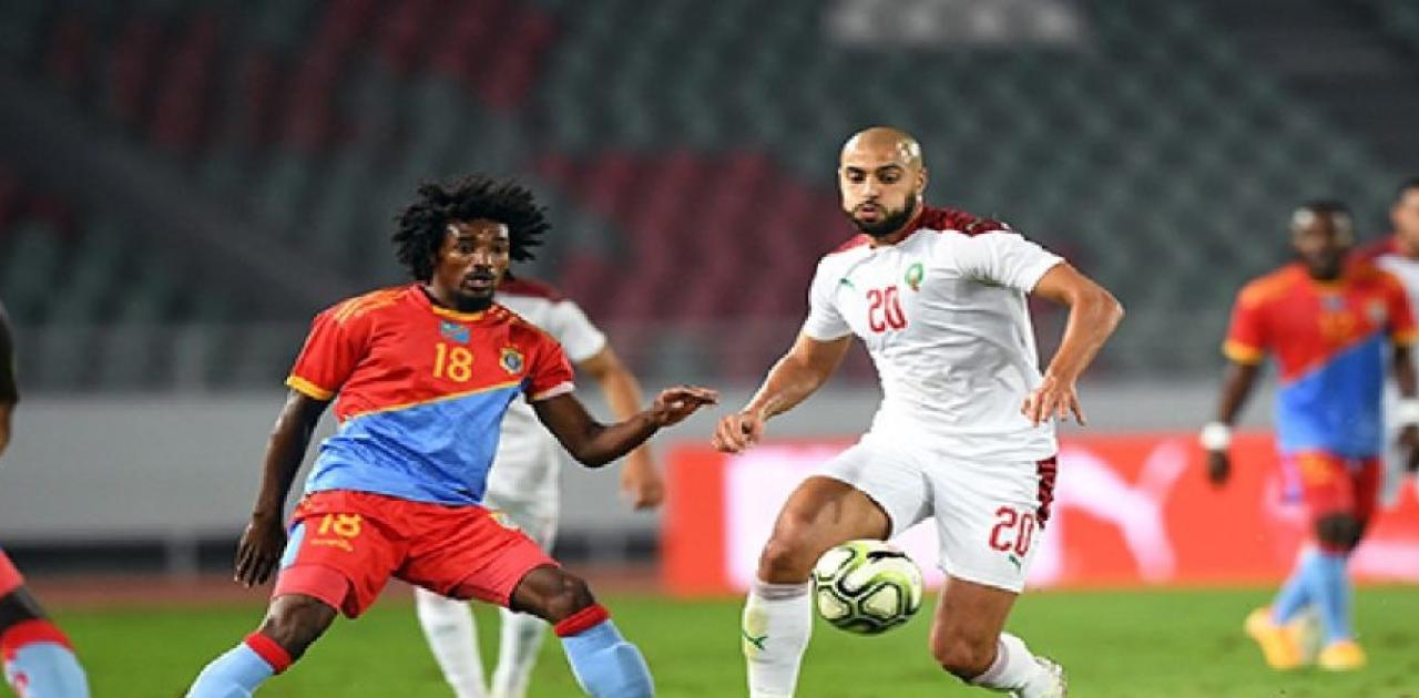 Le milieu congolais, Samuel Moutoussamy en duel avec un joueur marocain, lors d'un match amical.