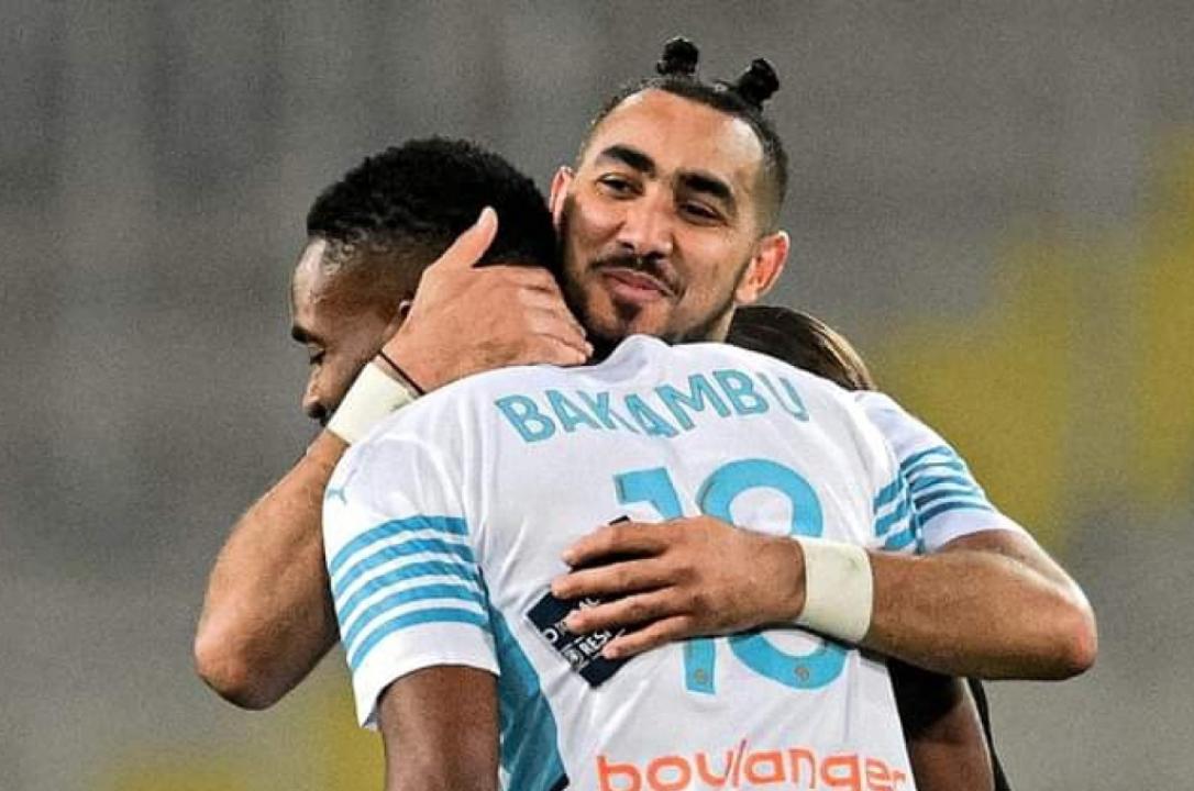 L'attaquant congolais, Cédric Bakambu en accolade avec Dimitri Payet.