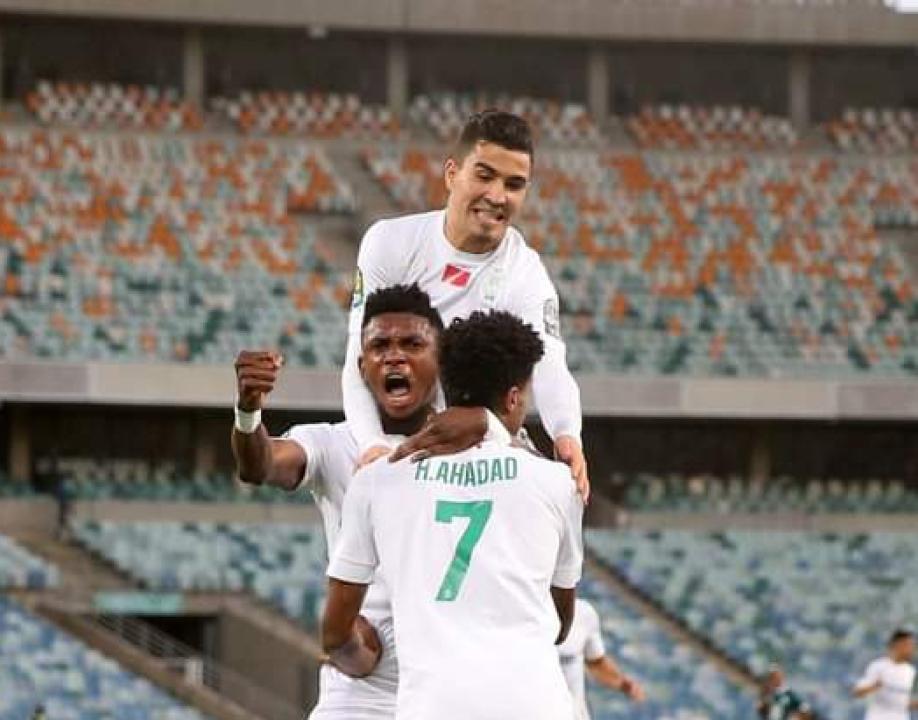 Le milieu de terrain congolais, Fabrice Ngoma en pleine célébration d'un but avec ses coéquipiers de Raja Casablanca.