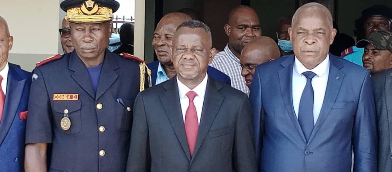 Le VPM de l'intérieur Daniel Aselo entouré de quelques officiels lors de sa mission au Kasaï