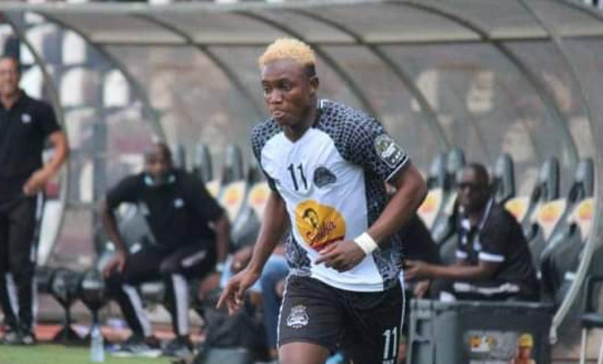 Le milieu de terrain du TP Mazembe, Mercey Ngimbi Vumbi, lors d'une rencontre au stade de Kamalondo.