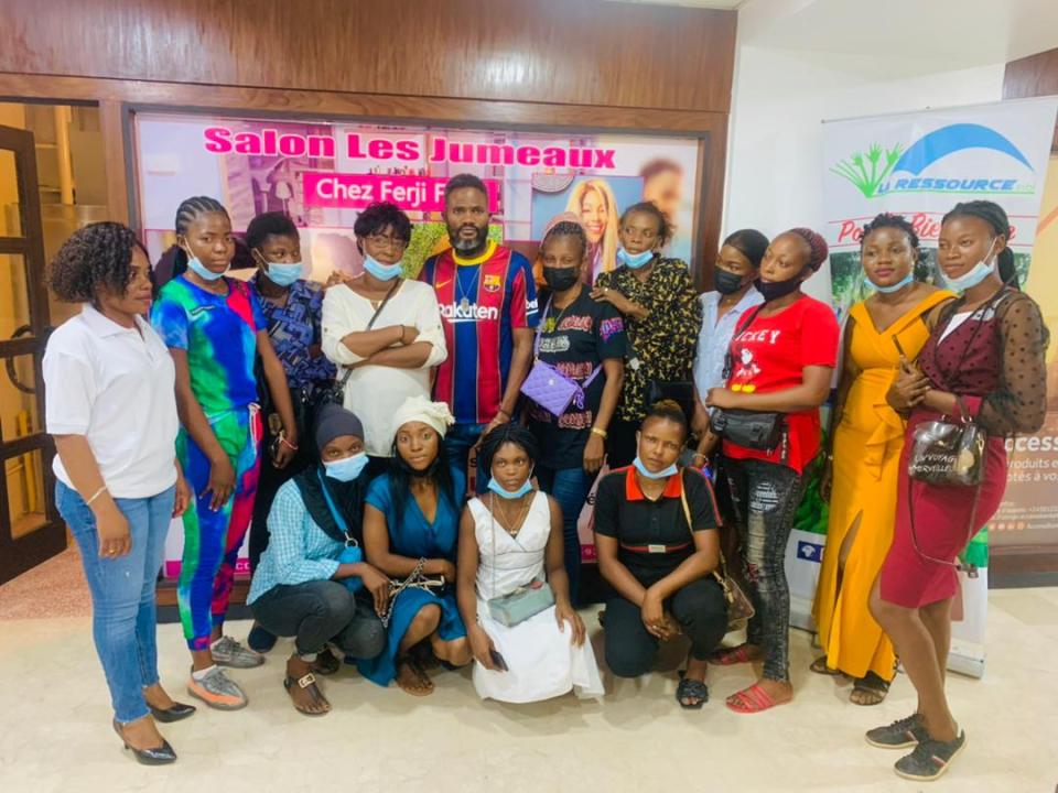Les bénéficiaires de la formation aux côtés de Ferji Ferré, patron du salon "Les jumeaux" et de Belinda Mbayo