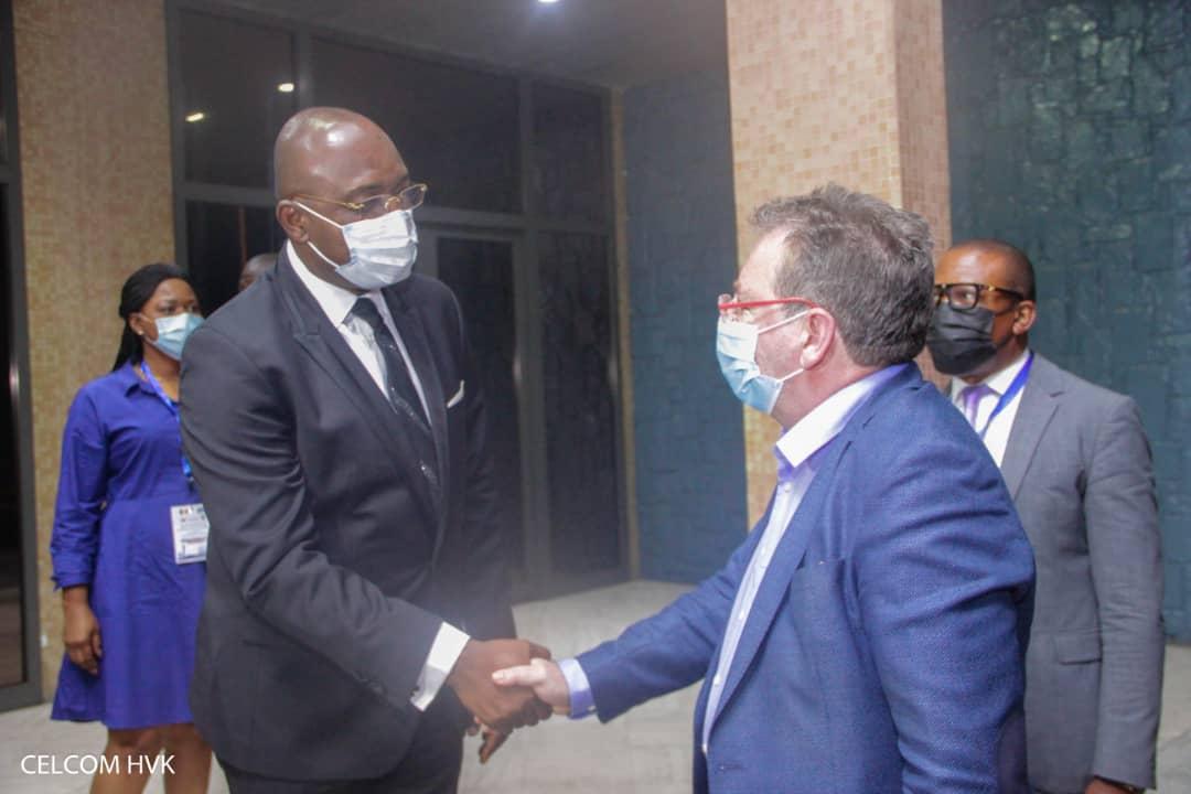 Le Gouverneur de la ville de Kinshasa salue le Ministre président Belge, Rudy Vervoot à son arrivée à l'aéroport de Ndjili