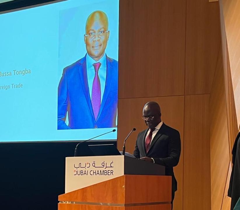 Jean-Lucien Bussa, ministre du Commerce extérieur, intervenant à la tribune de l'Expo-Dubaï
