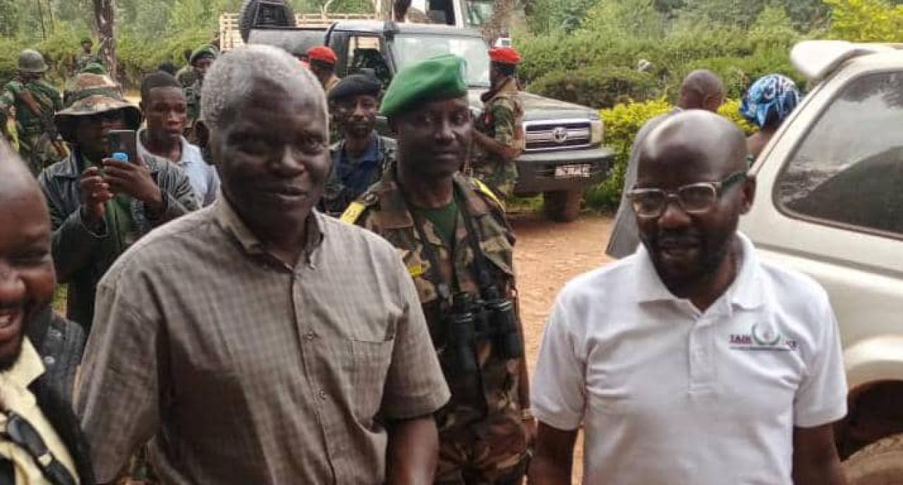 Un des membres de la Task force ( chemise manche courte) libéré par les rebelles de la CODECO