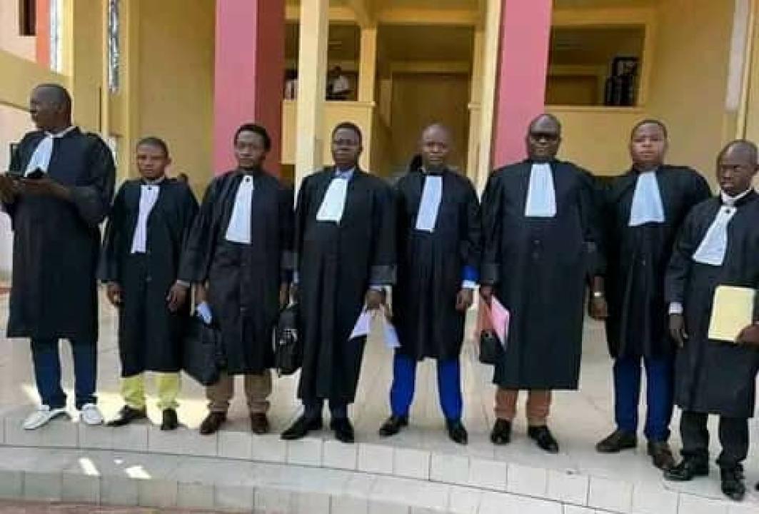 La photo de Collectif d' avocats avant le procès