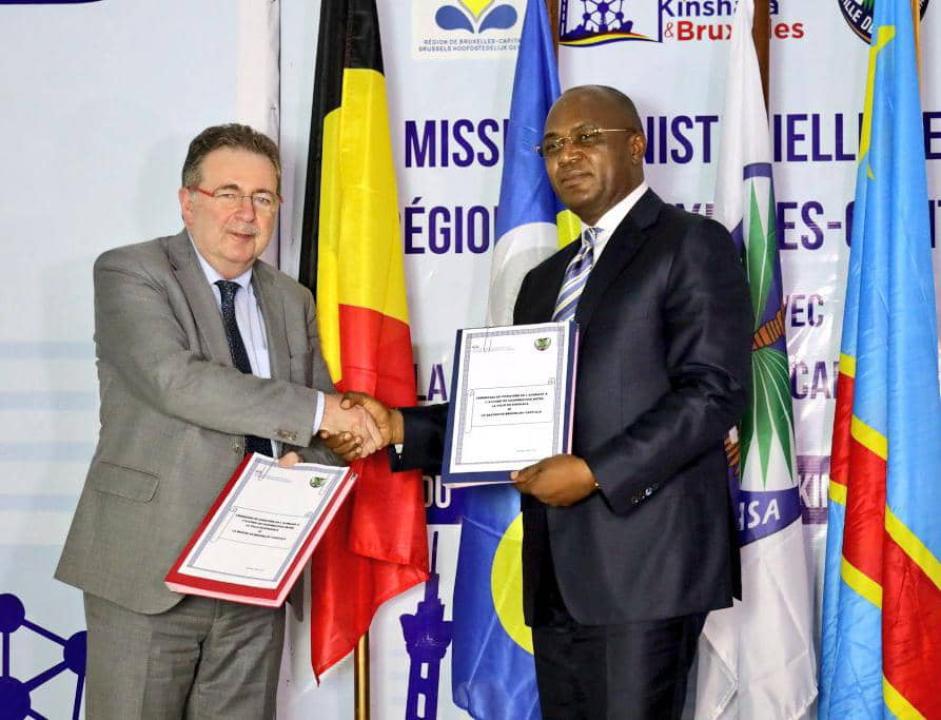 Le ministre-président de la Région de Bruxelles-capitale, Rudy Vervoot, pose avec le Gouverneur de la ville de Kinshasa, Gentiny Ngobila