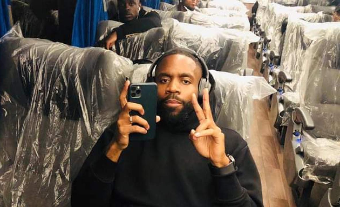 L'attaquant congolais, Cédric Bakambu à bord d'un bus l'équipe nationale de la RDC, à l'aéroport international de N'djili.