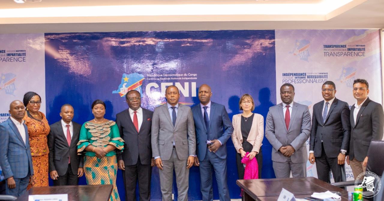 Photo de famille entre le bureau de la CENI et une délégation de l'ONU