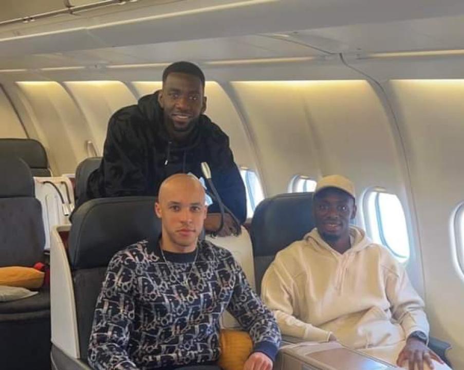 Yannick Bolasie, Marcel Tisserand et Paul-José Mpoku à bord d'un avion.