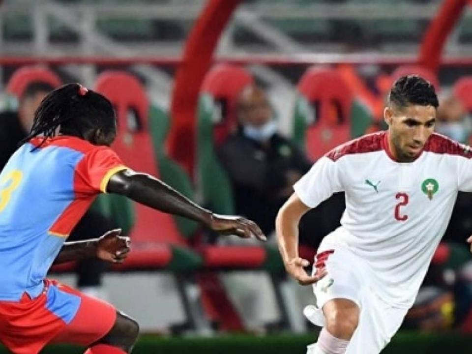 Le latéral droit marocain, Achraf Hakimi en duel avec le latéral gauche congolais, Fabrice N'sakala, lors du match amical RDC-Maroc, déroulé en novembre 2020.