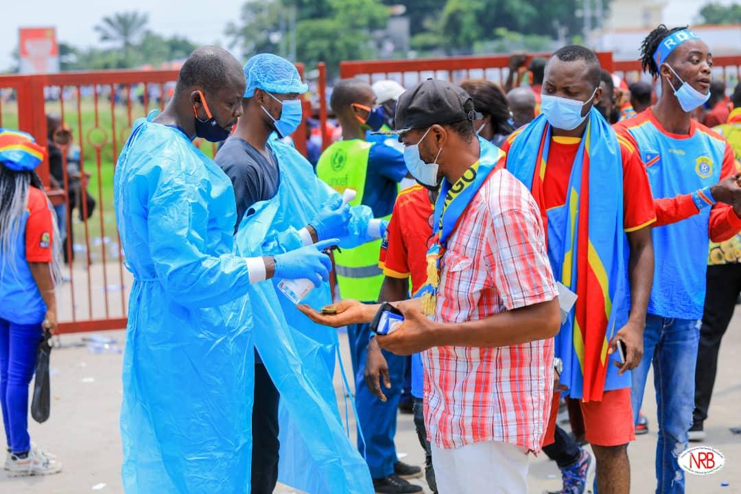 Les supporters des Léopards se font prélever la température à leur entrée au Stade des Martyrs