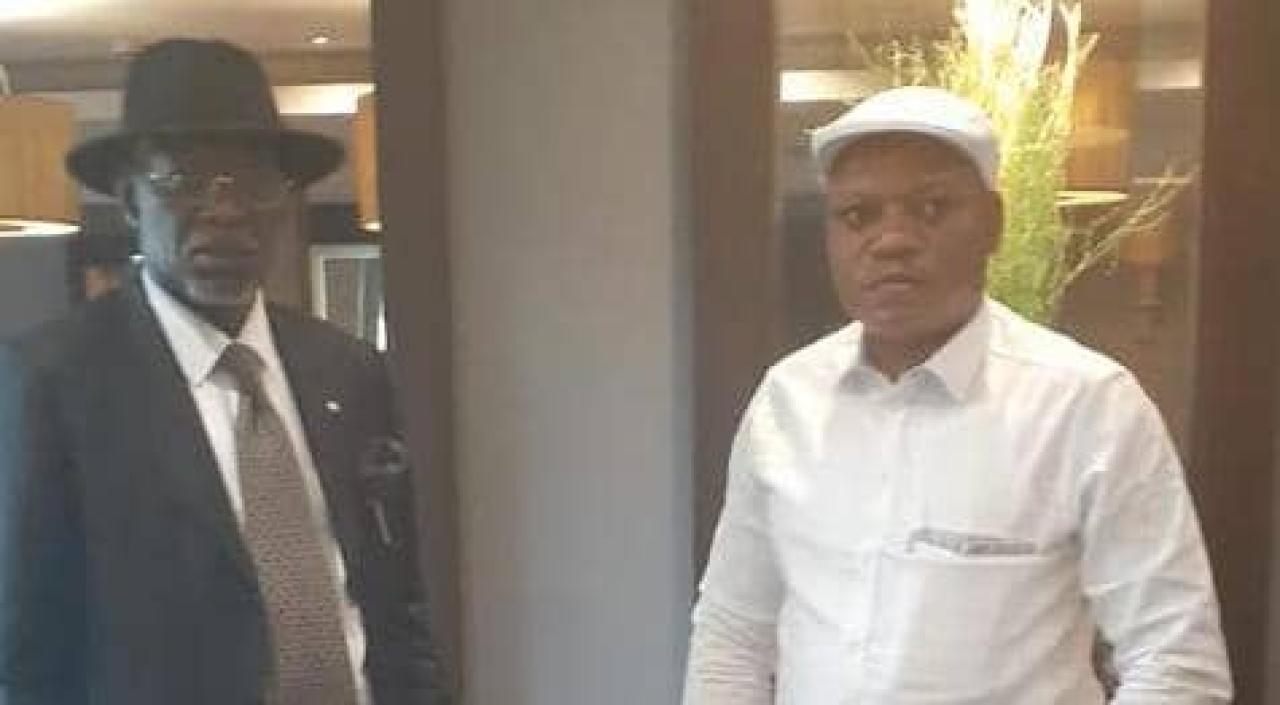 Kabund (à droite) pose avec le professeur Julien Ciakudia depuis Londres
