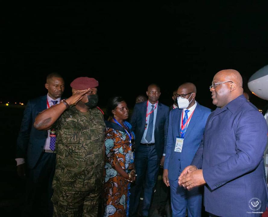 Arrivé à Lubumbashi, le président Félix Tshisekedi est acceuilli à sa descente de l'avion par le gouverneur Jacques Kyabula et plusieurs personnalités politico-militaires