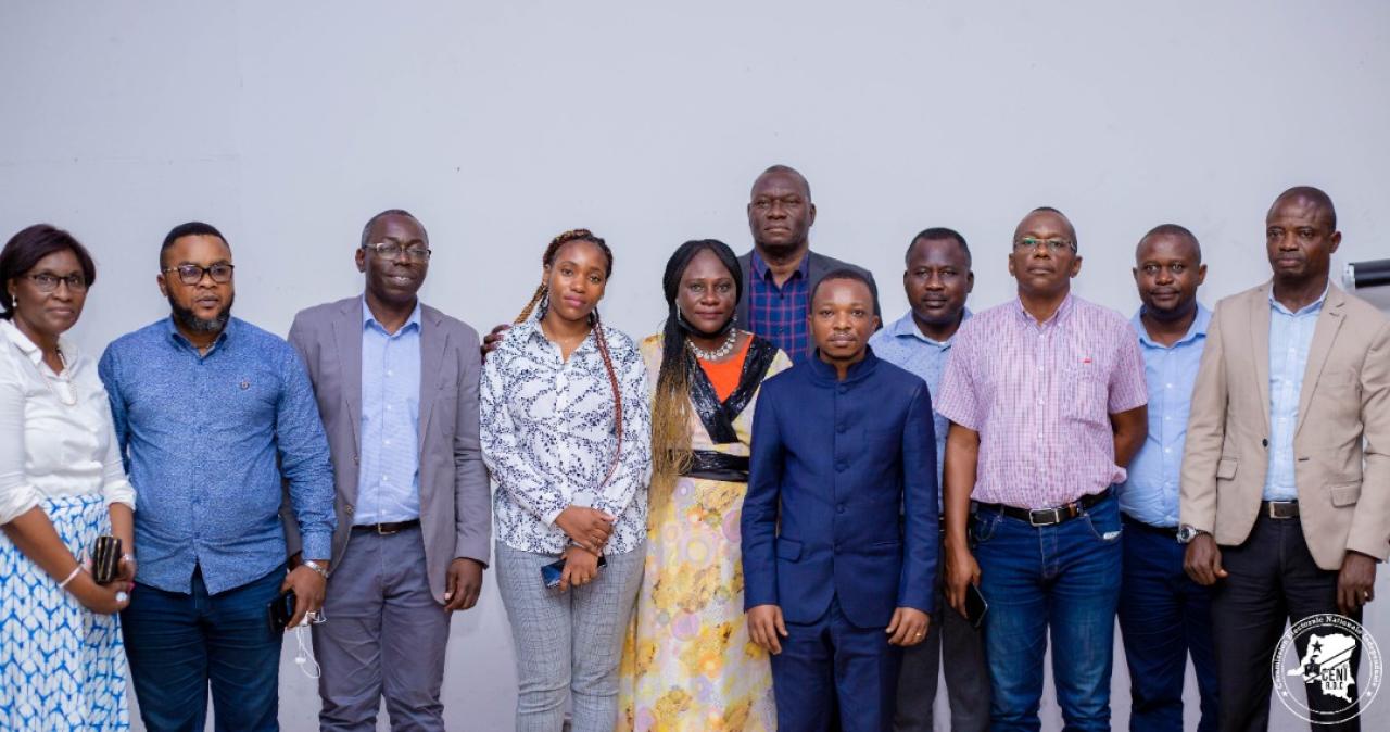 Le rapporteur adjoint de la CENI Paul Muhindo ( costume bleu) entouré de quelques experts juristes de la CENI formés sur la gestion des contentieux de candidature de l'élection des gouverneurs