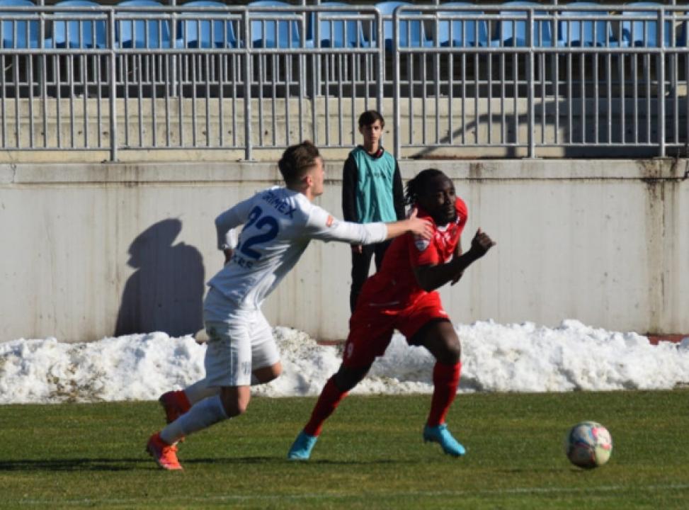 Firmin Mubele en duel avec un joueur, lors d'une rencontre de Liga 2.