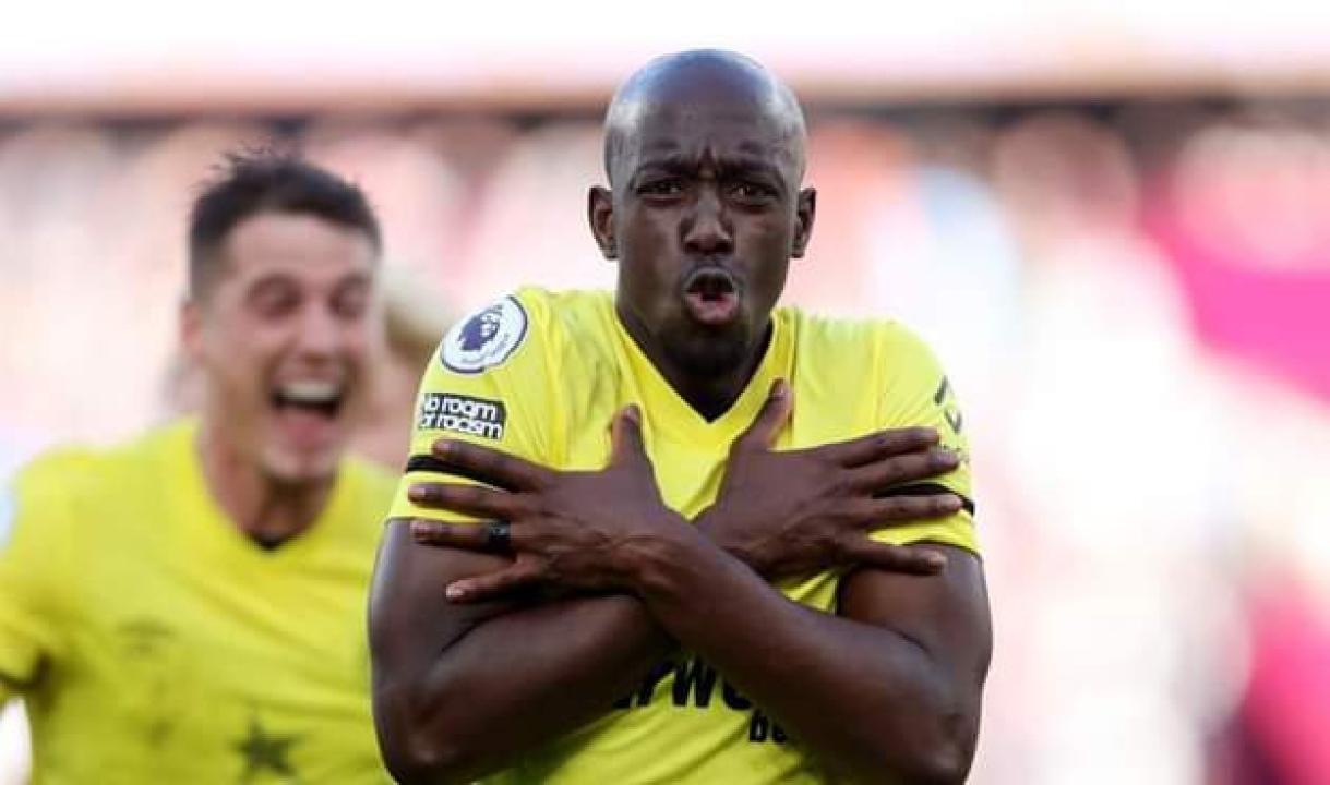 L'attaquant congolais, Yoane Wissa en pleine célébration d'un but sous les couleurs de Brentford FC.