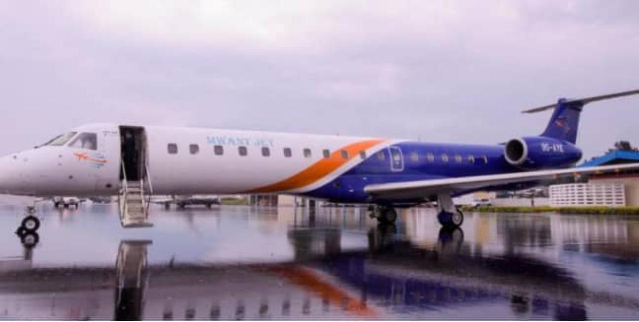 Un appareil de Mwant Jet pris sur la piste de l'aéroport international de N'djili