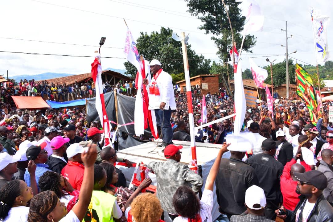 Aimé Boji Sangara devant la foule à Walungu Centre